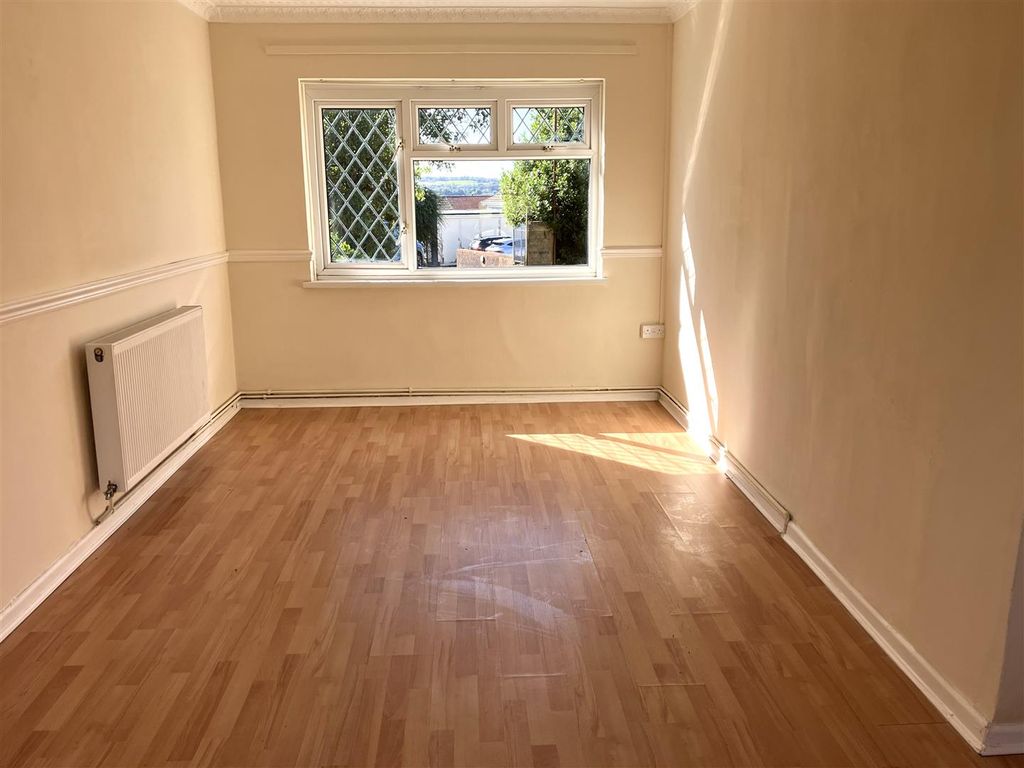 Property photo 3 of 14 Ww Lounge2.Jpg