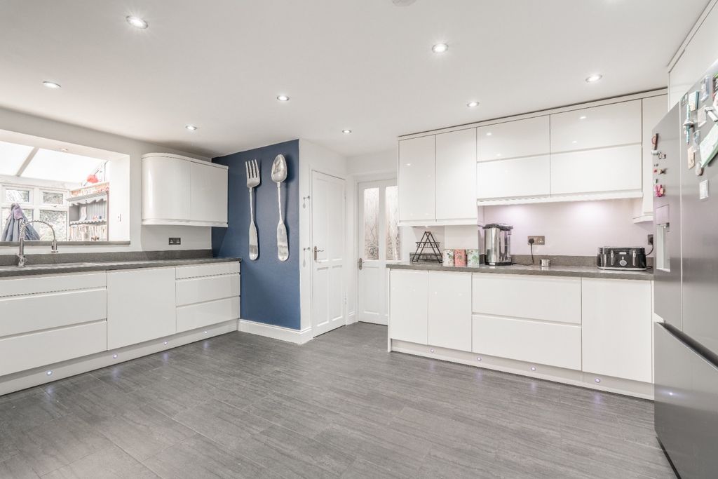 Property photo 2 of 19 5266252