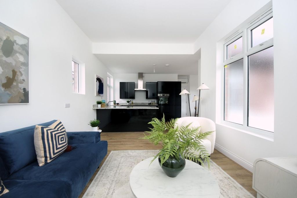 Property photo 2 of 9 Woodfield Rd (4).Jpg