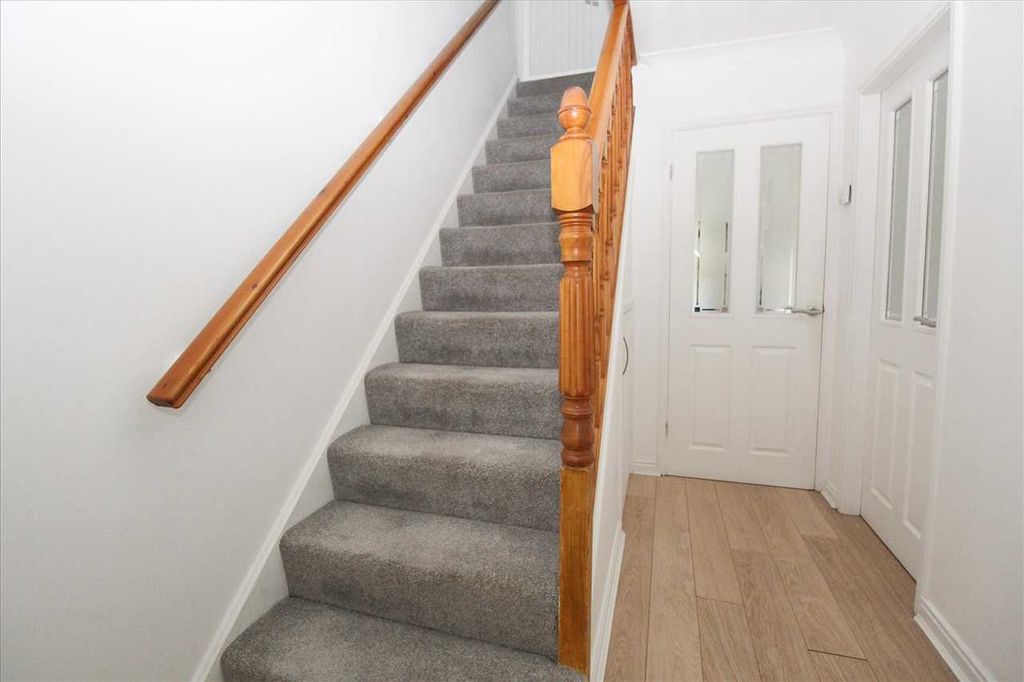 Property photo 3 of 17 Entrance Hall