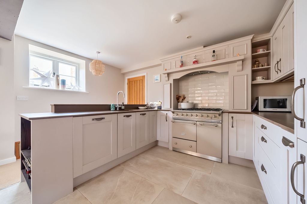 Property photo 2 of 10 Kitchen