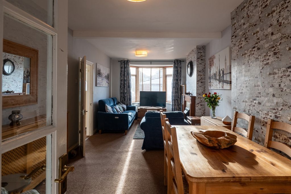 Property photo 2 of 18 Thompson Avenue-8