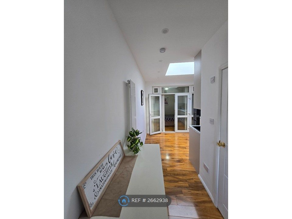 Property photo 1 of 20 Open Plan Flat