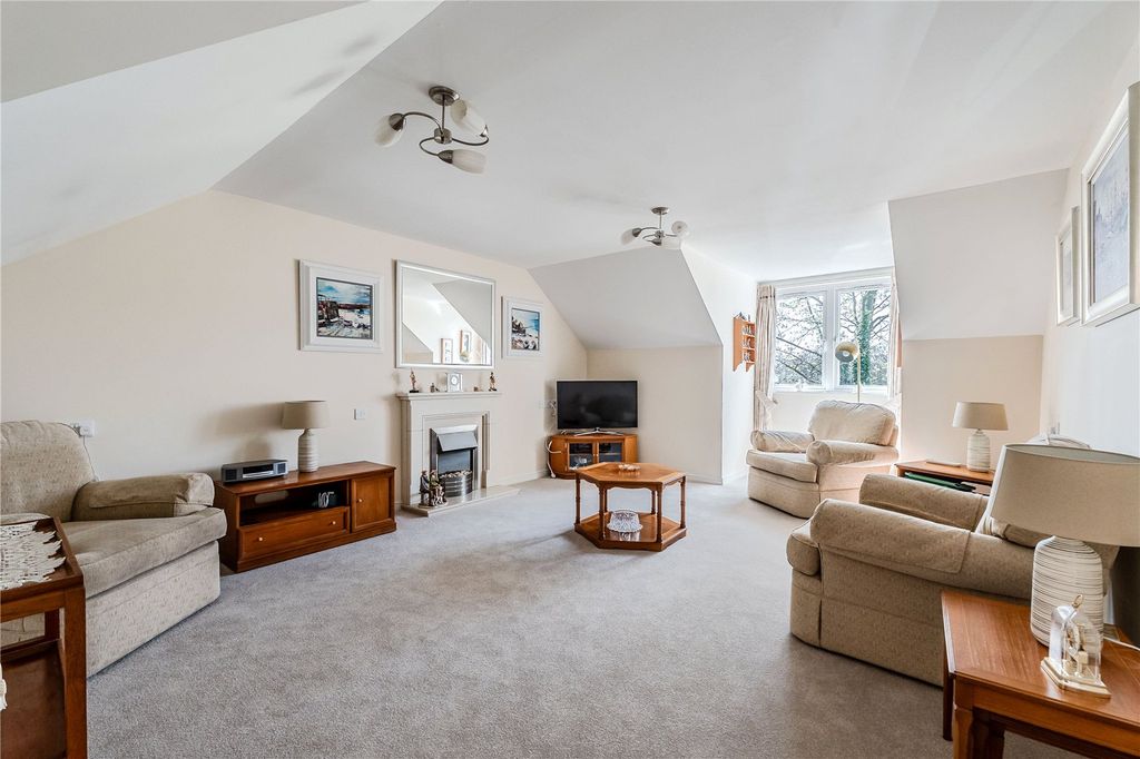 Property photo 2 of 16 Lounge