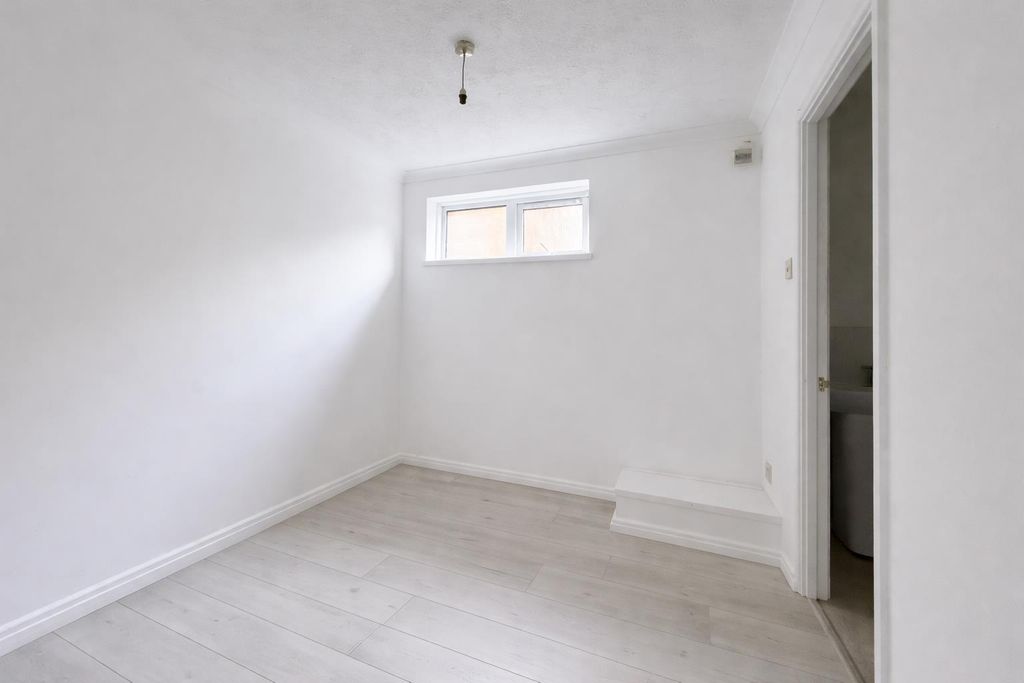 Property photo 3 of 6 Bedroom