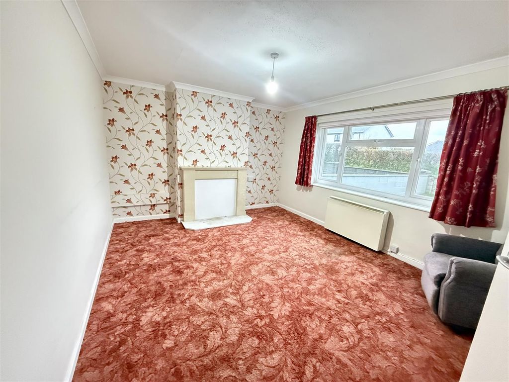 Property photo 3 of 18 Living Room