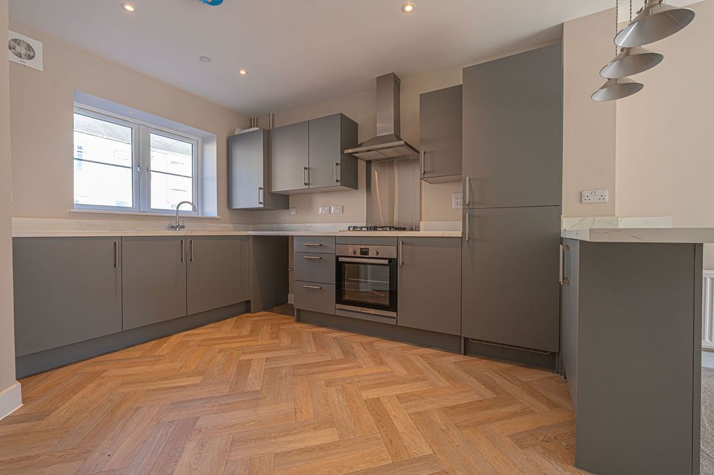 Property photo 3 of 28