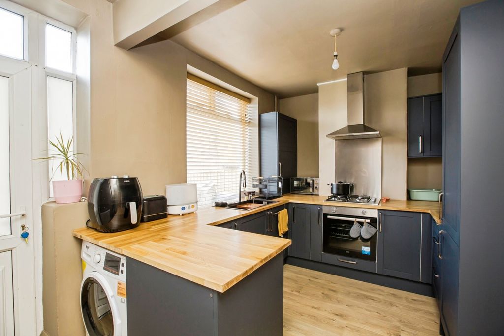 Property photo 3 of 17 Kitchen