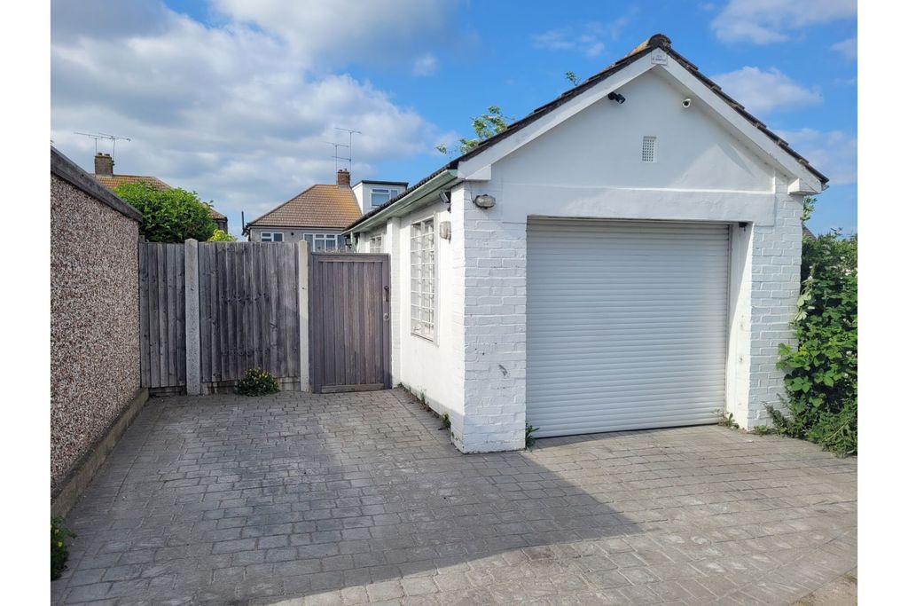 Property photo 2 of 18 Garage