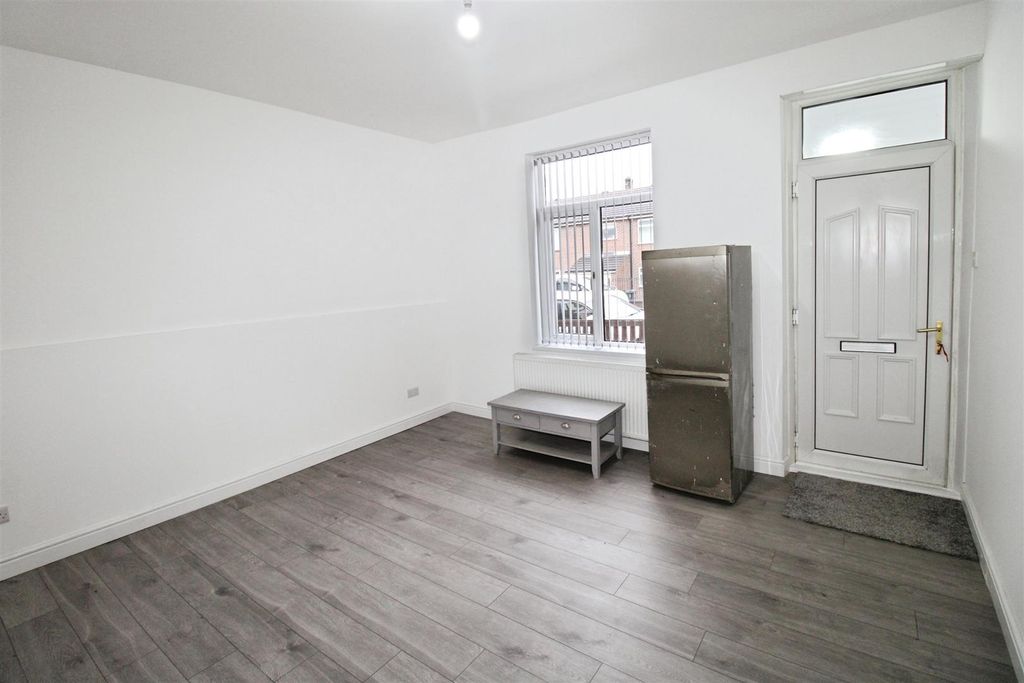 Property photo 3 of 17 Living Room