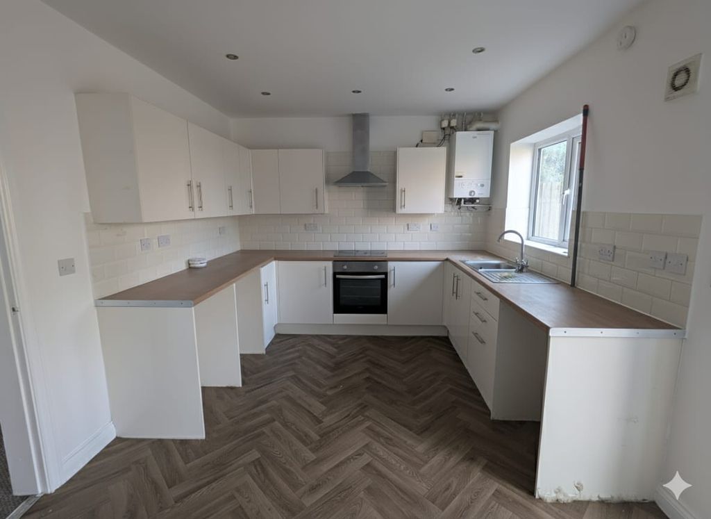 Property photo 3 of 8 1000083626