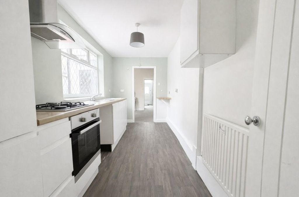 Property photo 3 of 11 Kitchen