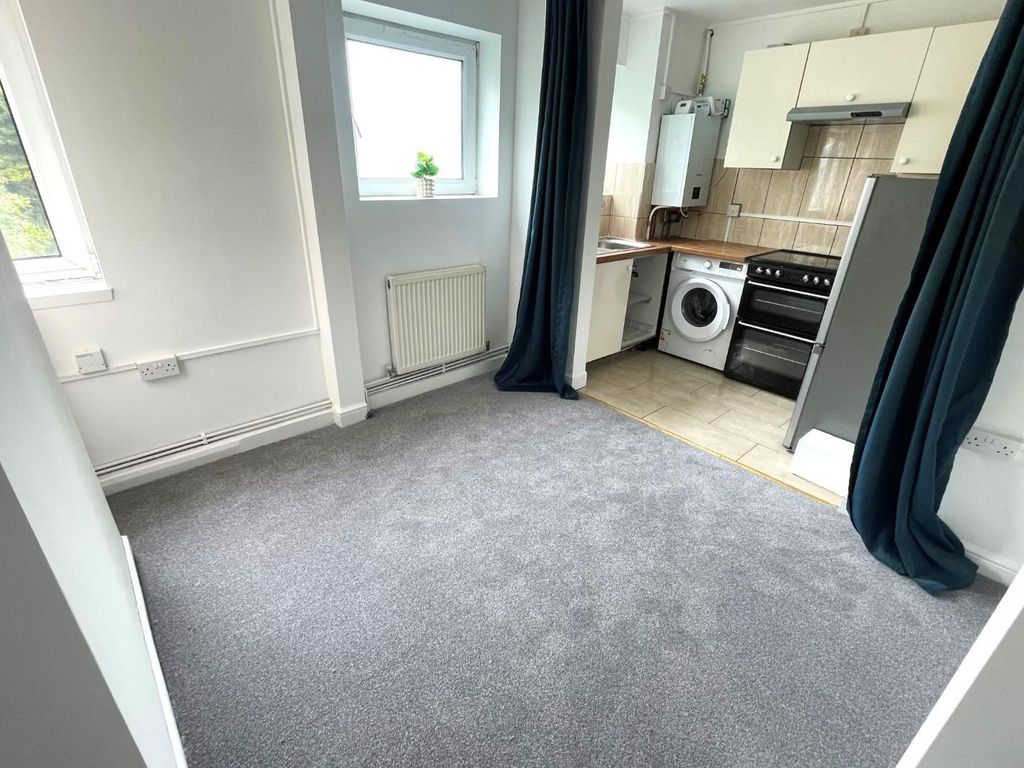 Property photo 1 of 6 New Living.Jpg