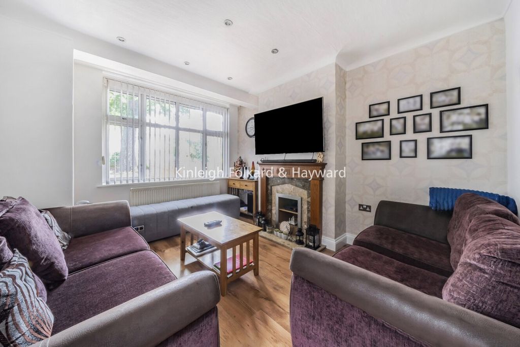 Property photo 3 of 12 E32662ee-4c7d-46F4-9
