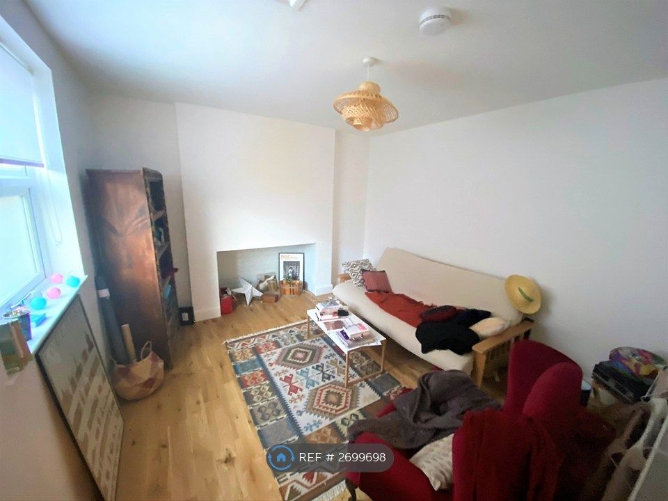 Property photo 3 of 18 Lounge