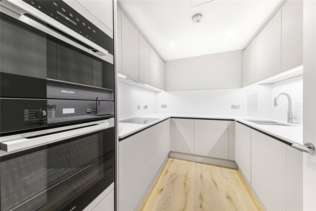 Property photo 3 of 14 Kitchen