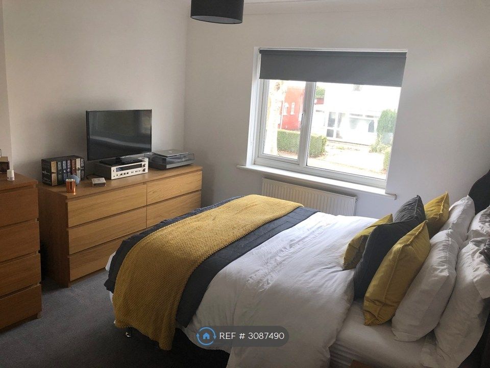 Property photo 3 of 7 Available Room