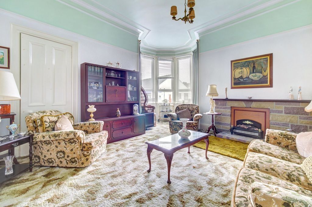 Property photo 2 of 19 Lounge