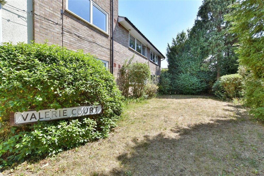 Property photo 2 of 10 Communal Gardens