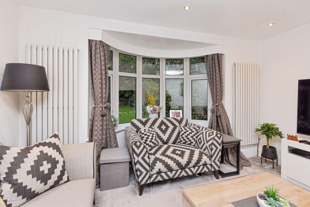 Property photo 3 of 17 Living Room