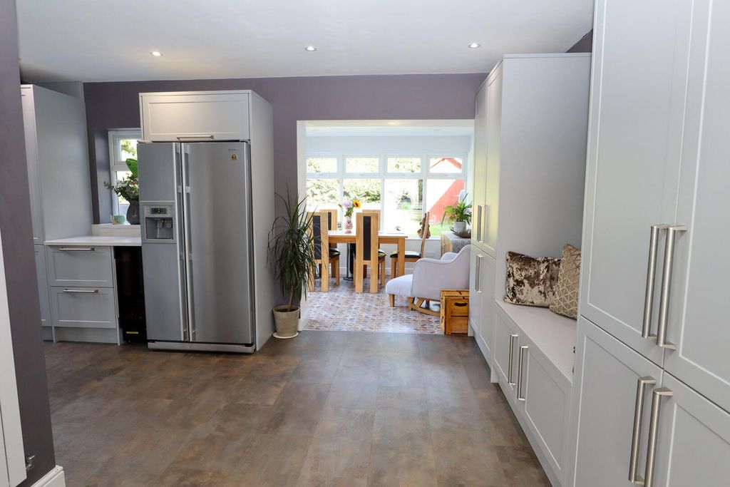 Property photo 2 of 19 Kitchen