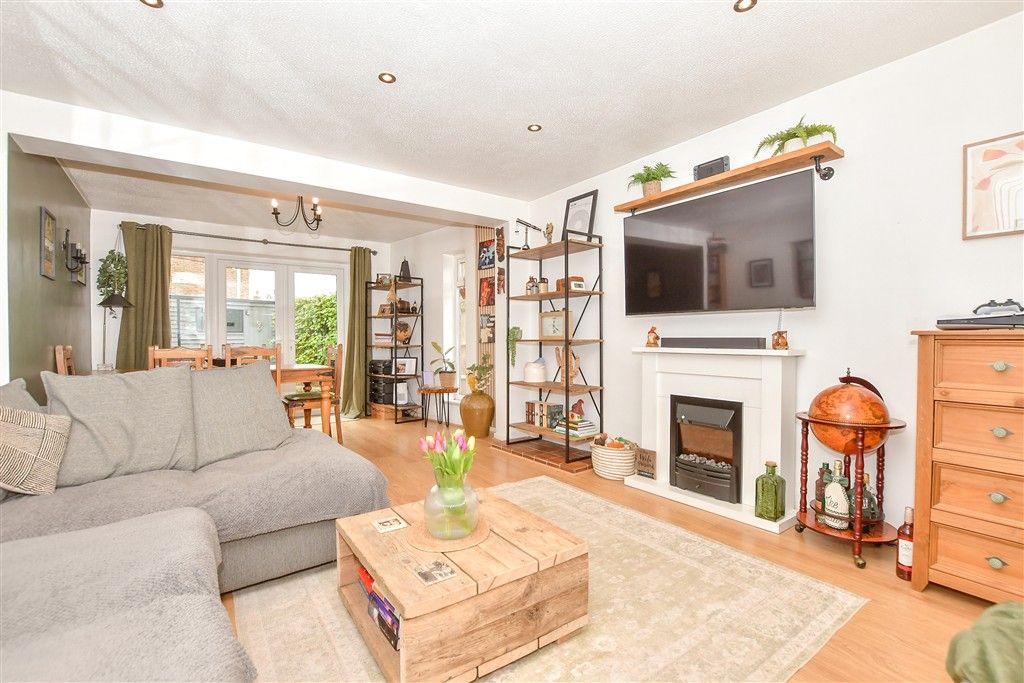 Property photo 2 of 11 Lounge