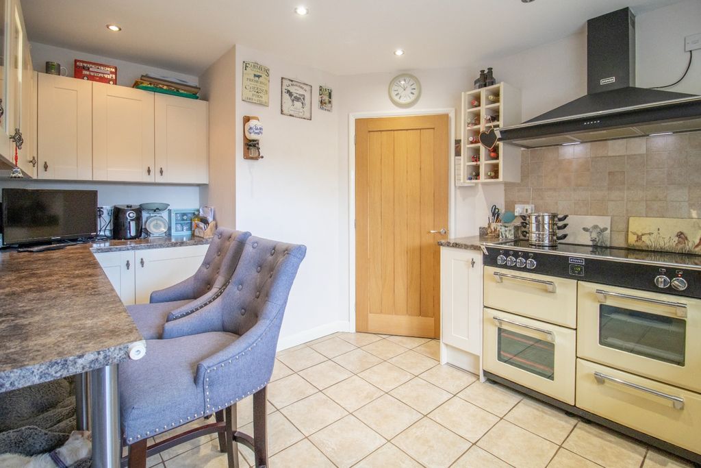 Property photo 2 of 31 3853083