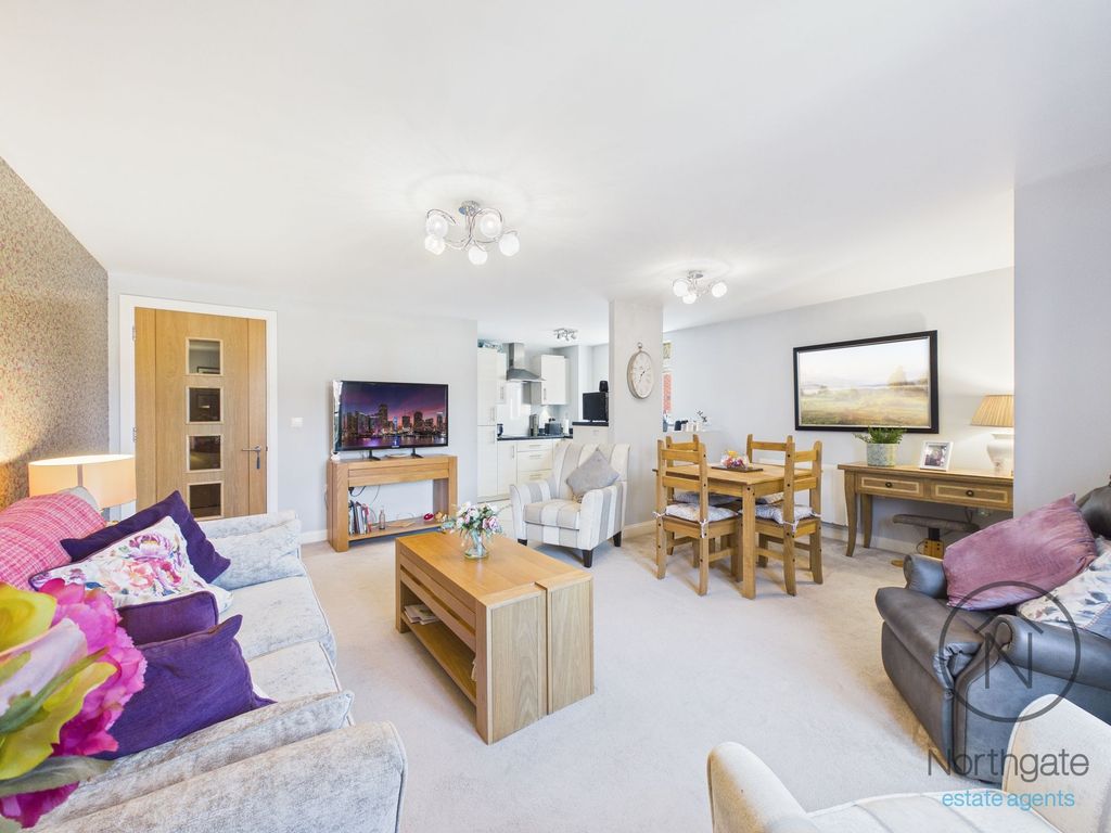 Property photo 3 of 11 Lounge