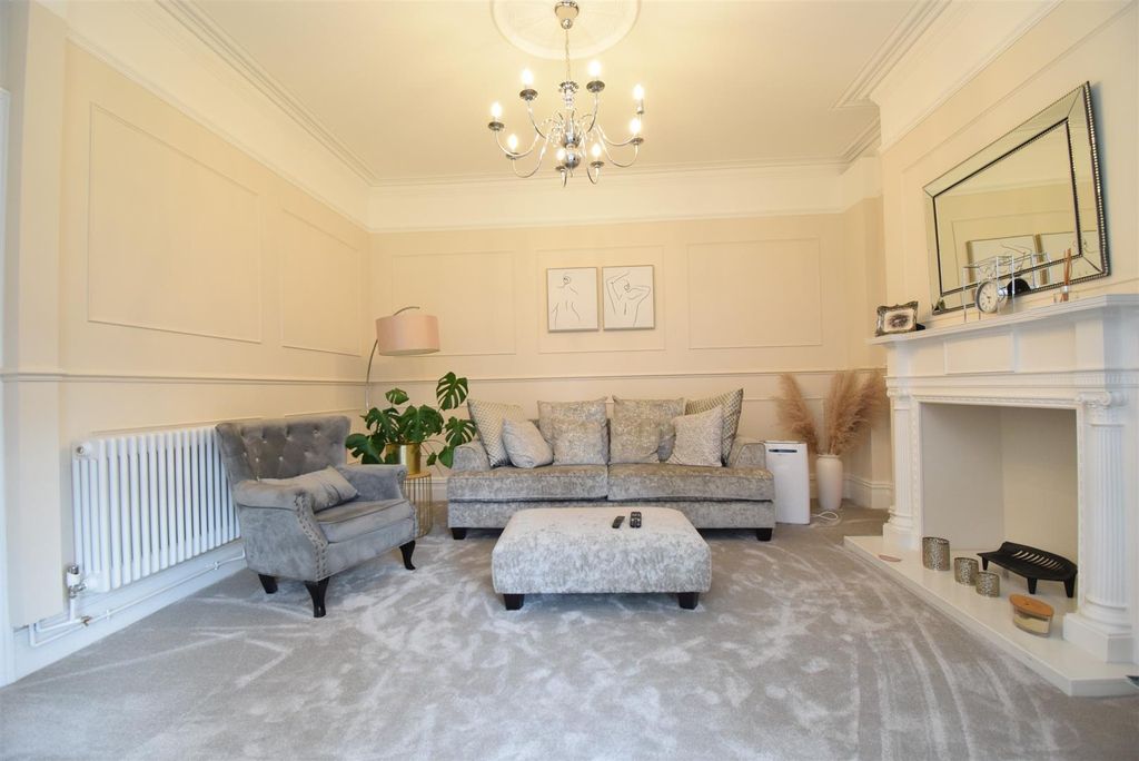 Property photo 2 of 31 Front Lounge