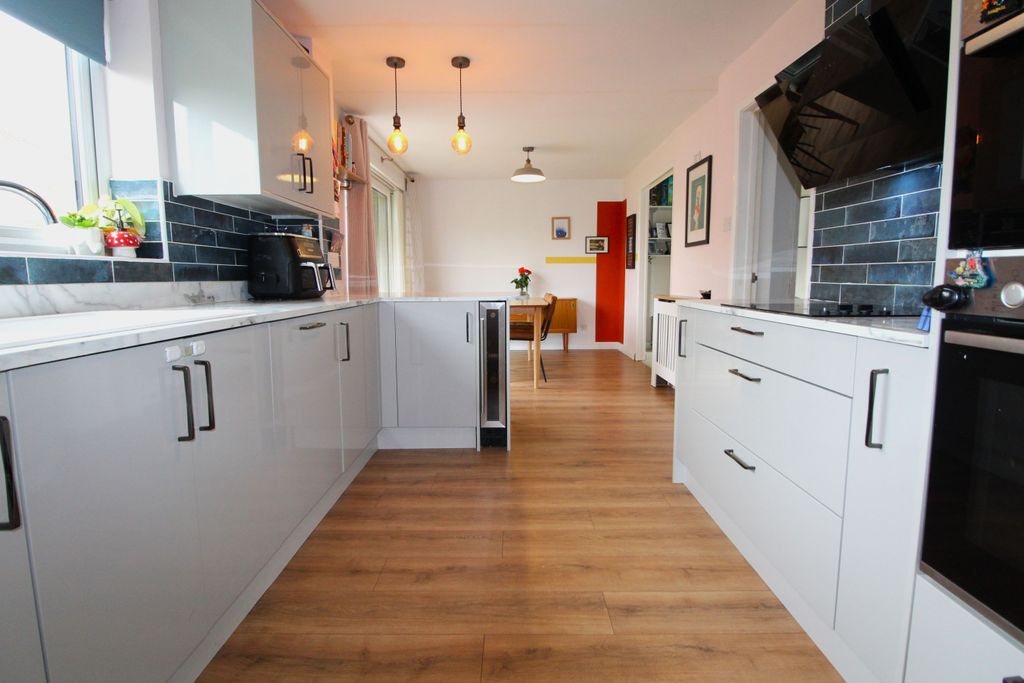 Property photo 3 of 17 Kitchen Diner 2