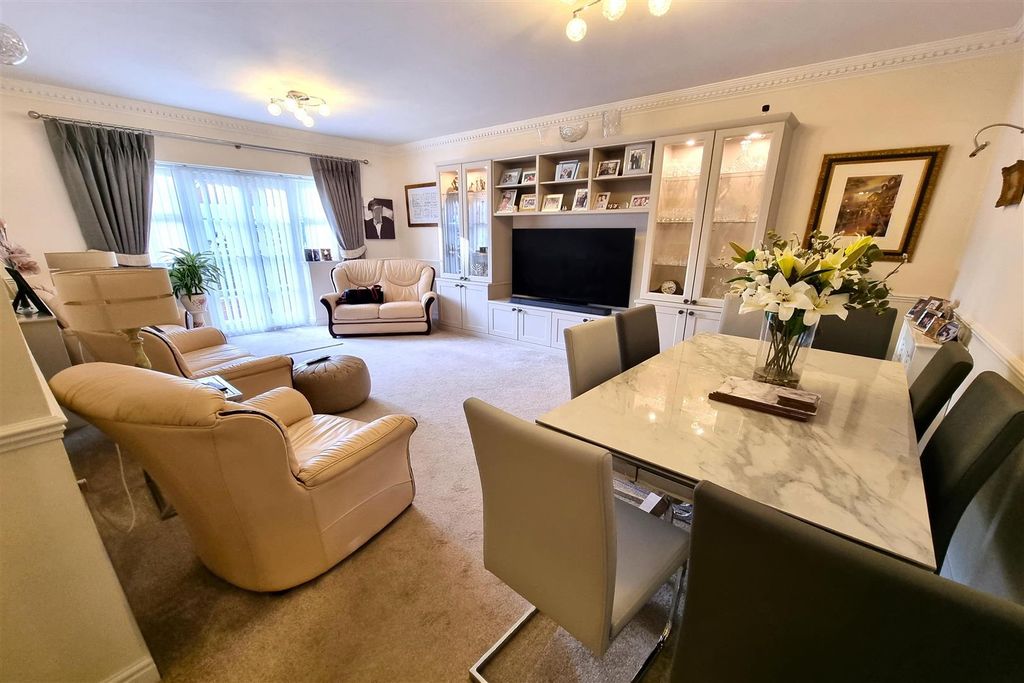 Property photo 3 of 15 Reception Room: Pic. 2