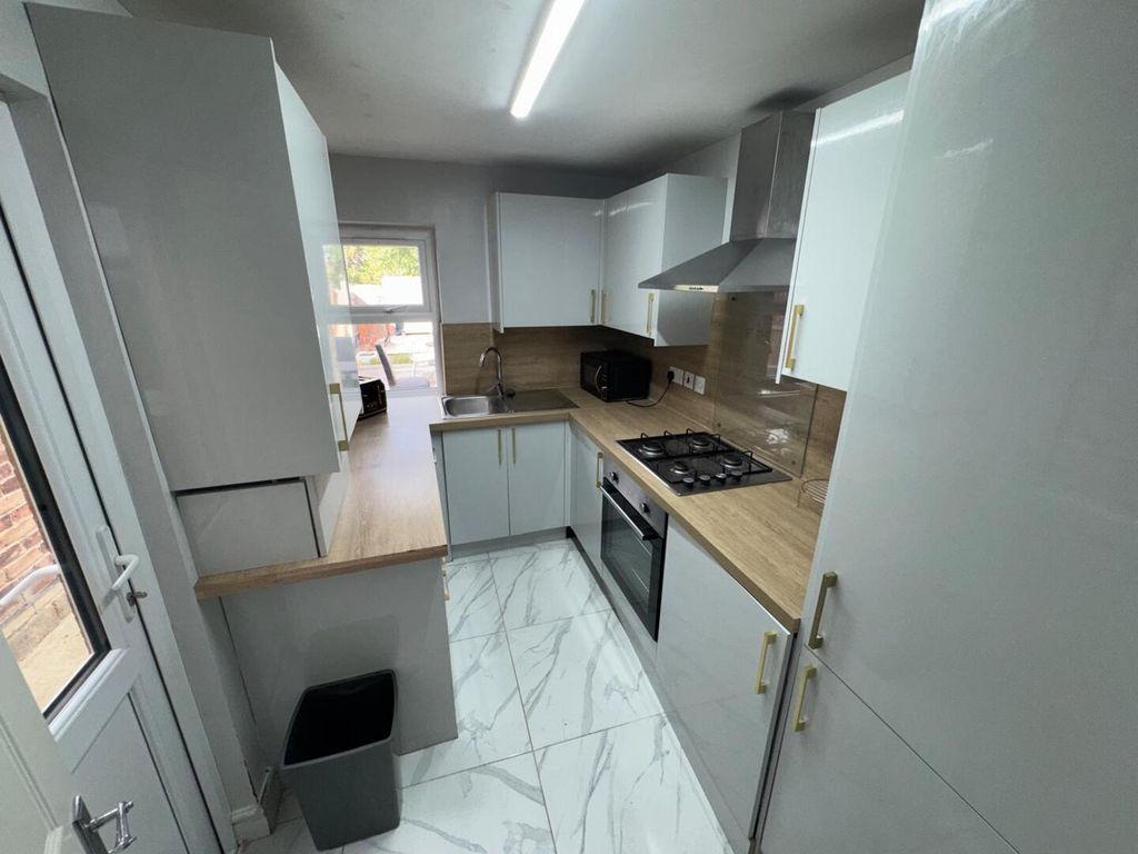 Property photo 1 of 11 Kitchen