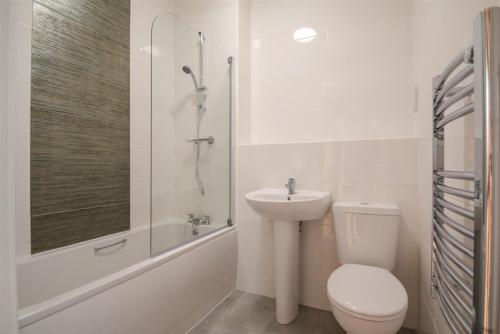 Property photo 3 of 7 Bathroom