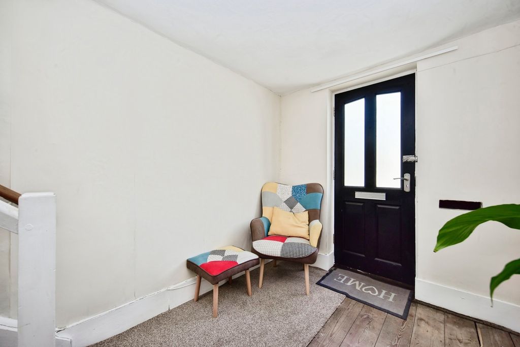 Property photo 3 of 16 Entrance Hall