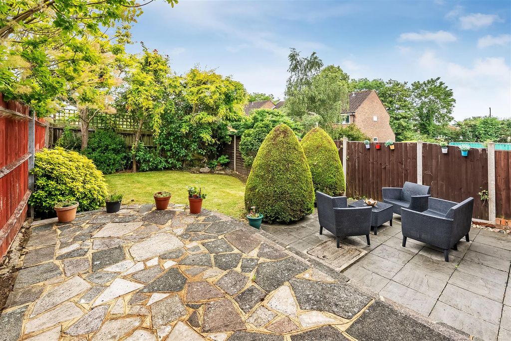Property photo 2 of 9 54-Boleyn-Walk-1.Jpg
