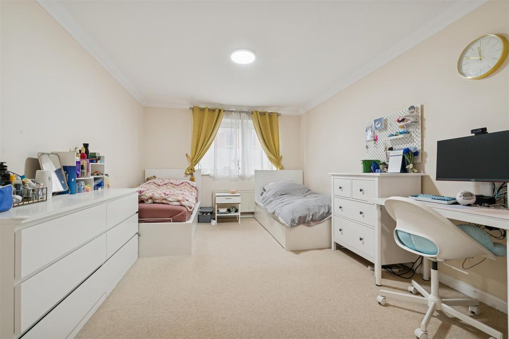 Property photo 3 of 10 Viscount Point, 199 The Broadway, Sw19 Bedroom 1