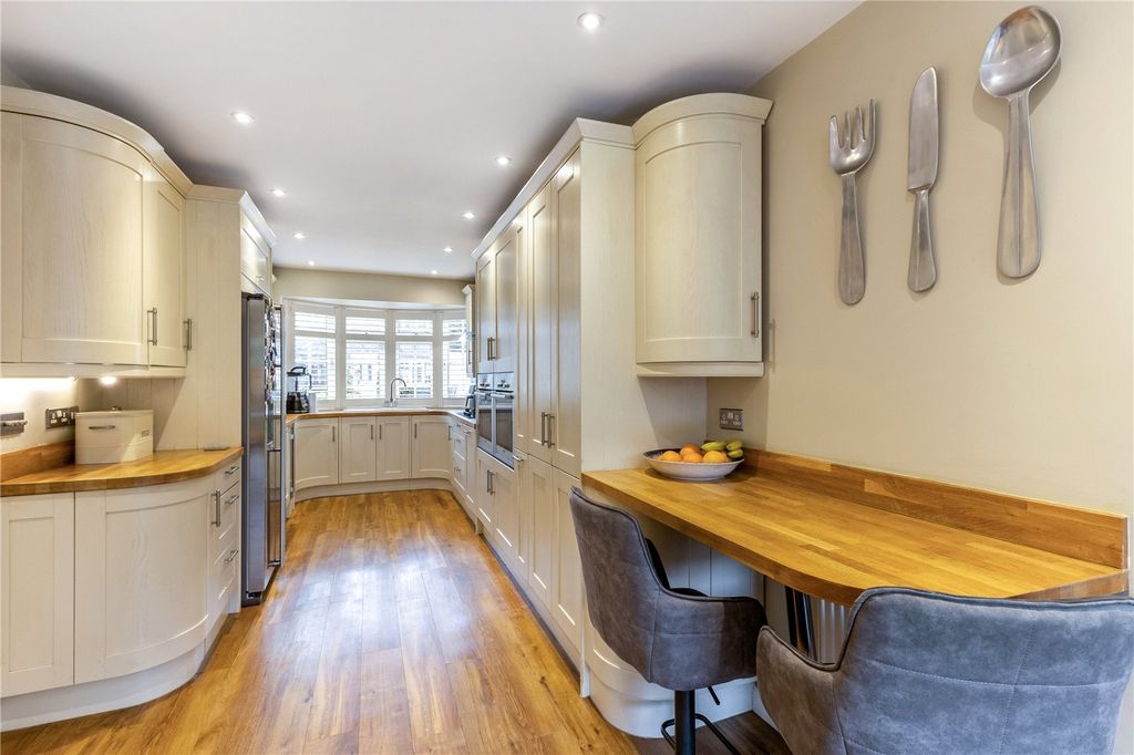 Property photo 2 of 16 Kitchen/Breakfast