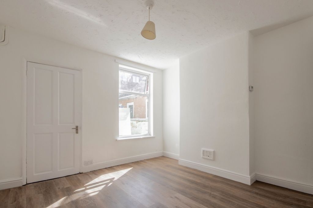 Property photo 2 of 15 Lrg_E-8
