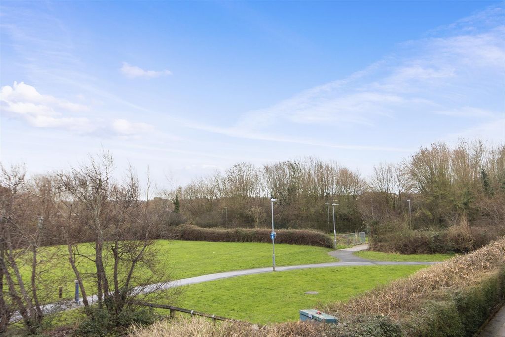 Property photo 2 of 32 Outlook.Jpg