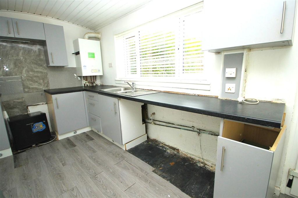 Property photo 3 of 9 Kitchen