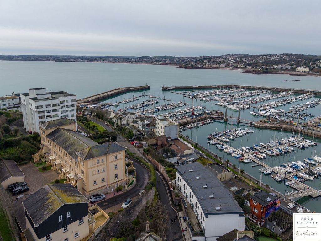 Property photo 2 of 39