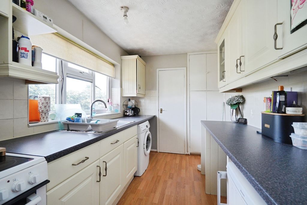 Property photo 3 of 17 Kitchen