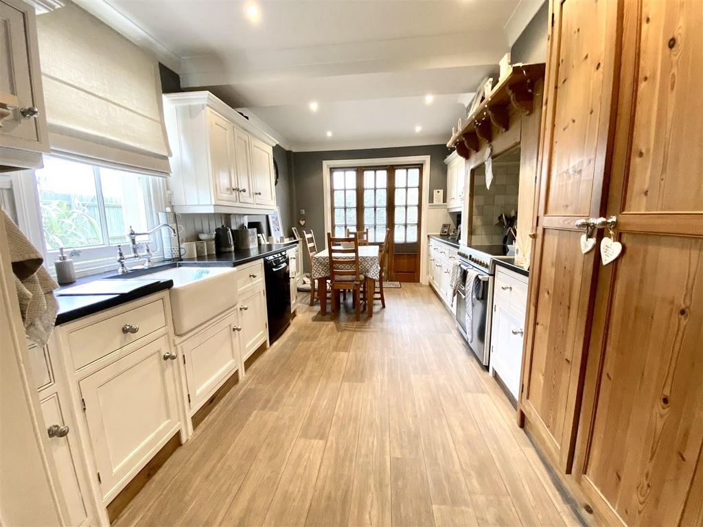 Property photo 2 of 18 Kitchen/Breakfast Room: