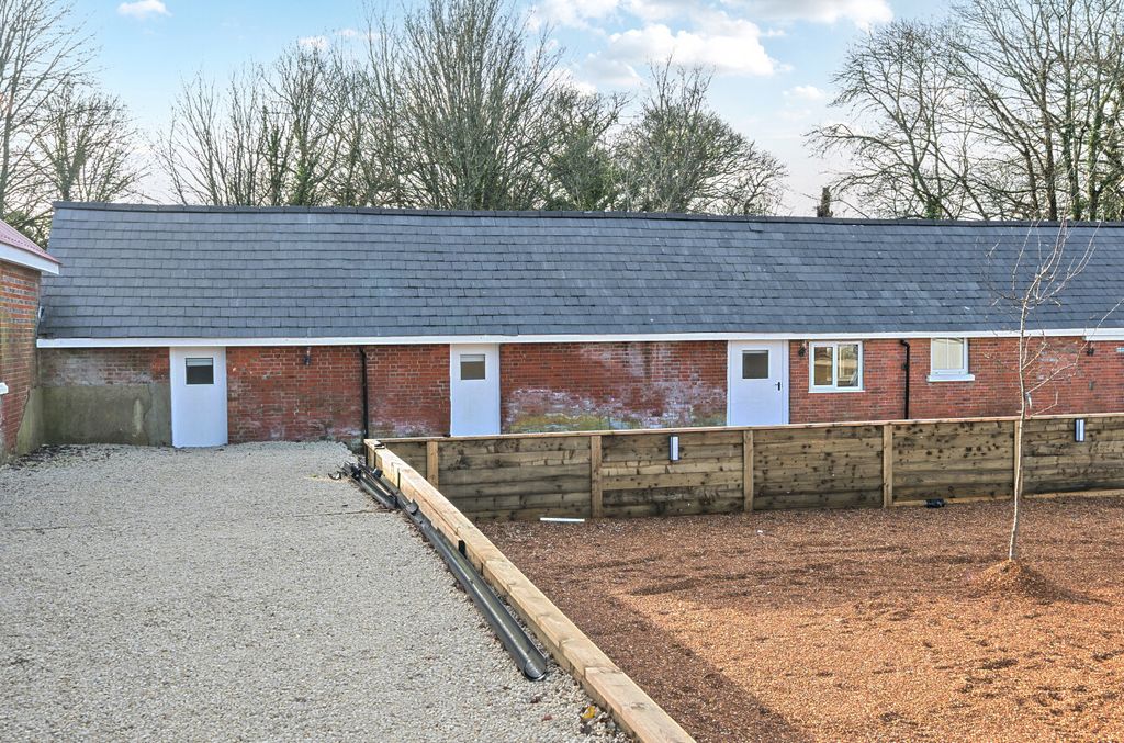 Property photo 1 of 9 1402459-1-696F783...