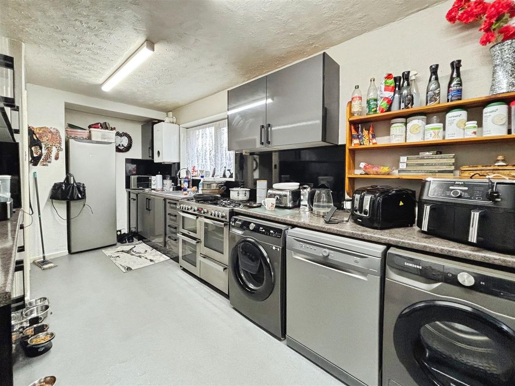 Property photo 3 of 20 Kitchen