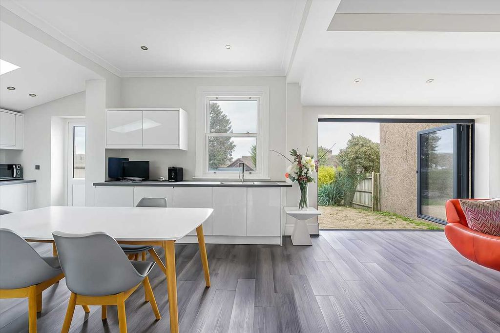 Property photo 3 of 21