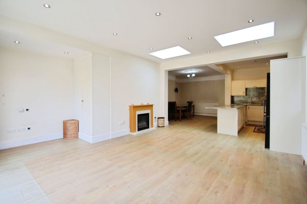 Property photo 3 of 28
