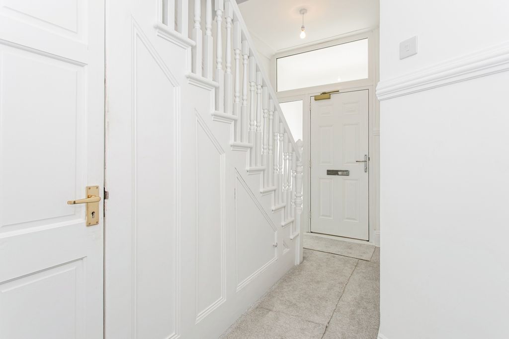 Property photo 2 of 17 Entrance Hall