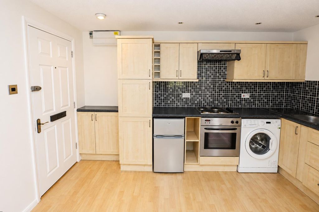 Property photo 3 of 10 Kitchen