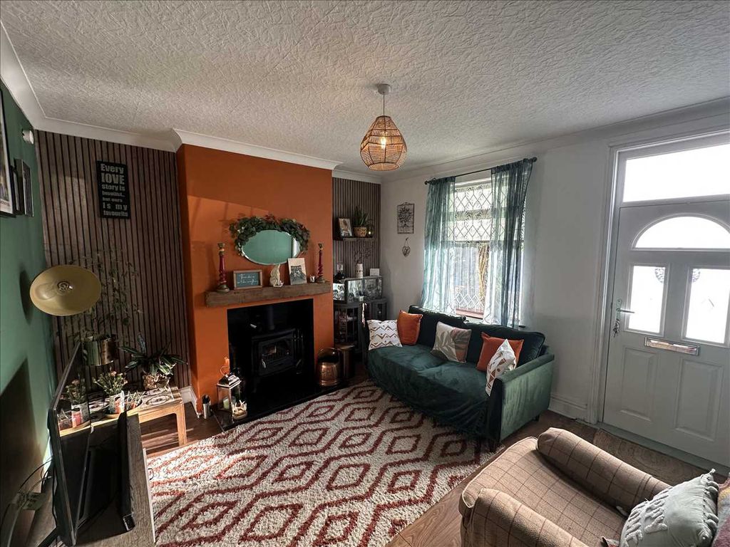 Property photo 3 of 26 Lounge: